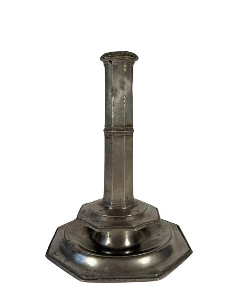 1600-talls oktagonal lysestake, English octagonal candlestick