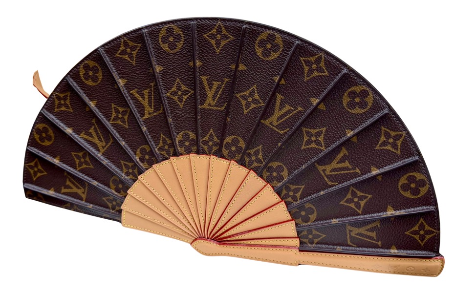 Louis Vuitton -  Vifteveske / fanbag 2025 model.