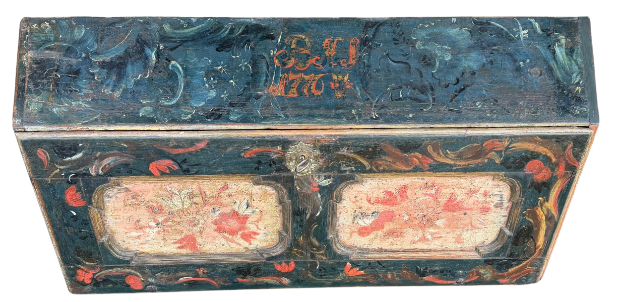 Rikt rosemalt skatoll