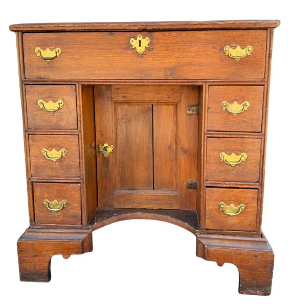 Norsk kneehole desk ca. 1770